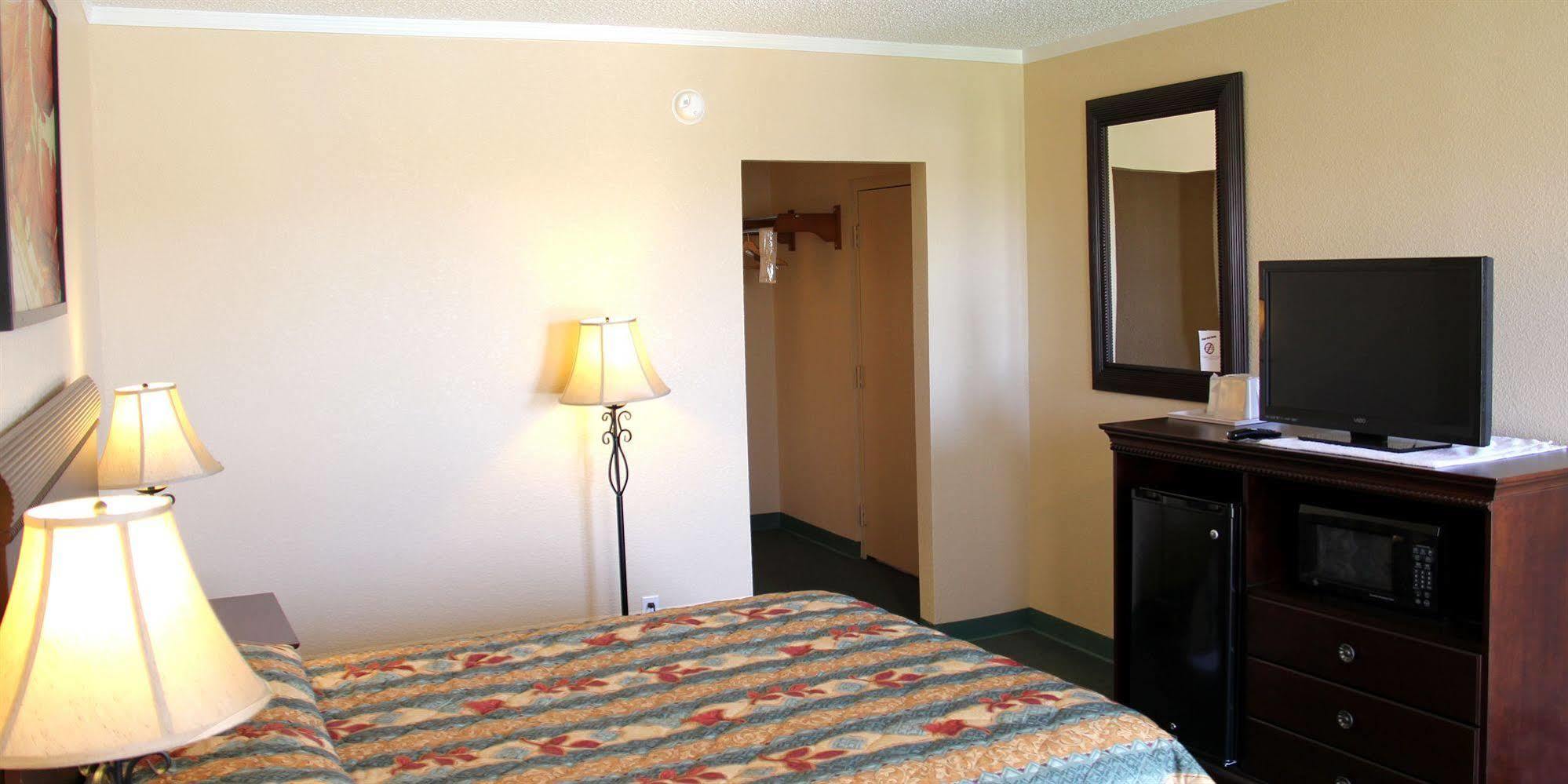 Hotel Baymont By Wyndham Deming Extérieur photo
